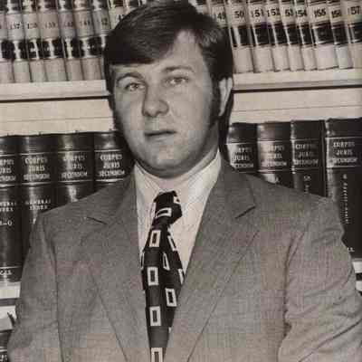 A photo view of Roger R. Therriault.