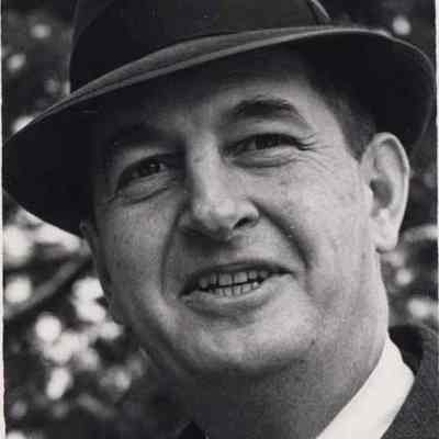 A photo view of Rev. Gordon Thomas.