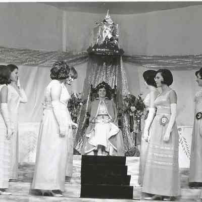 Kristina Warming last duty before crowning the new teen queen