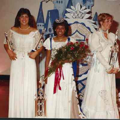 A color photograph of the Queen and her runners-up.