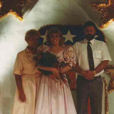 Brunswick Teen Queen Robin Moody with parents Donna and Charles Totten