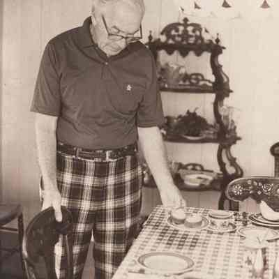 A photo view of Alfred Senter.