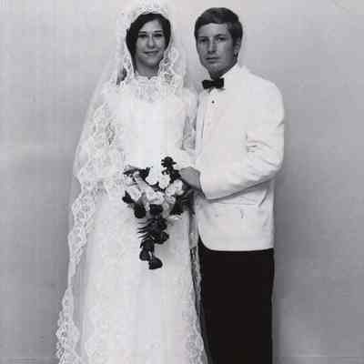 A photo view of Mr & Mrs. Richard D. Hare.