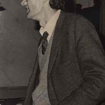 A photo view of Howard Zinn.
