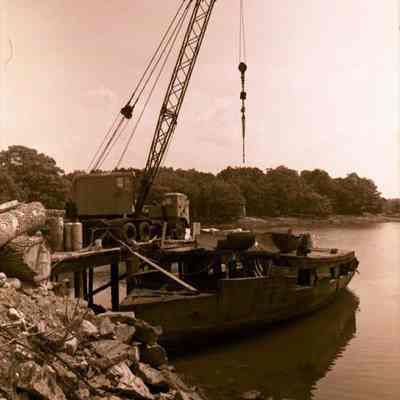 A photo view of dismantling a boat at Cundy's Harbor. 11/1/1986.