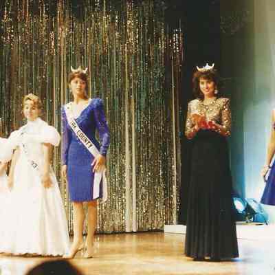 Rachel, Lisa, Lori, Katherine and Heather looking at Darby Labbe