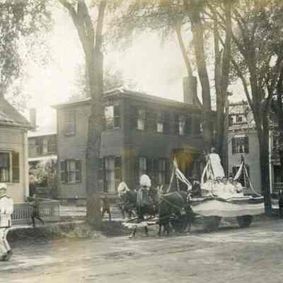 Parade 1916 on Pleasant Street