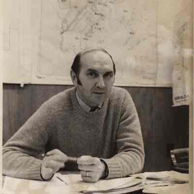 A photo view of Richard Cahill.