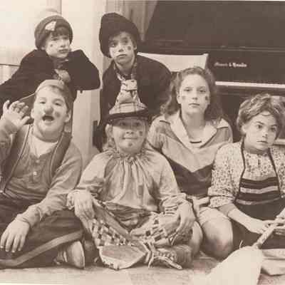 A photo view of the clown class.