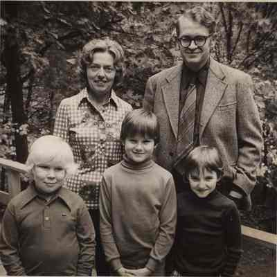 A photo view of the Campbell B. Niven family.