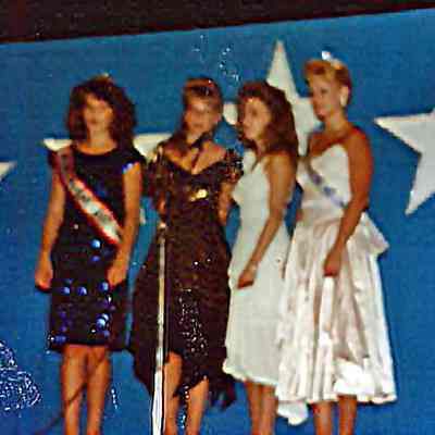Lisa Kelly singing the closing number