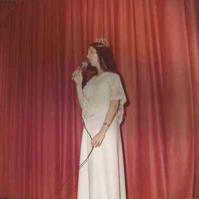 Phyllis singing "Time in a bottle"