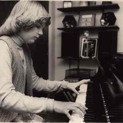 A photo view of Lisa Boucher. 11/30/1981.