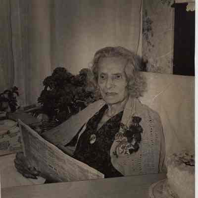 A photo view of Clare Varney.