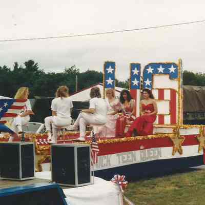 Teen Queen float in the Topsham Welcome Parade for the Persian Gulf Troops