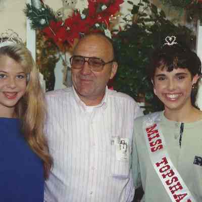 2nd runner up Robin Moody, Queen Jennifer Johns and 1 st runner up Darby Labbe.