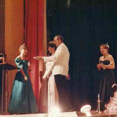 Wendy Mercier giving Gene a token from the contestants.