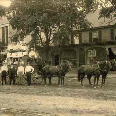 Carriage on Maine Street.. 1910