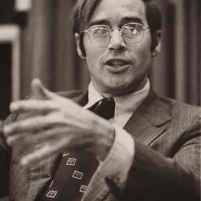 A photo view of Christopher Livesay.