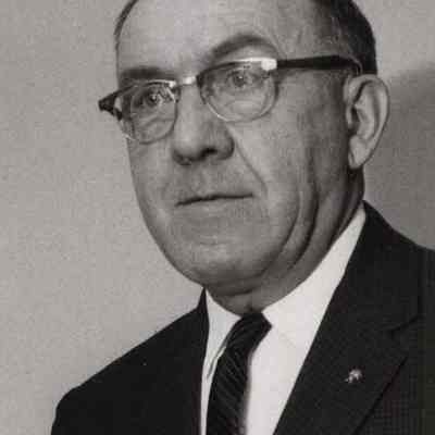 A photo view of Michael Toth.