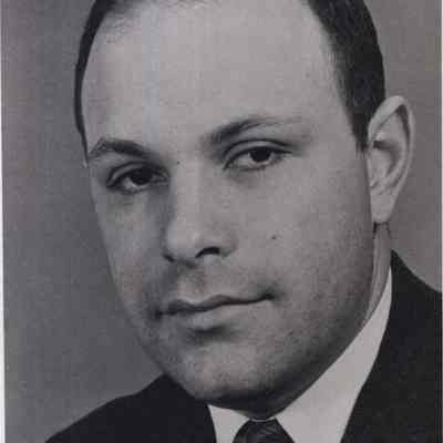 A photo view of Daniel Levine.
