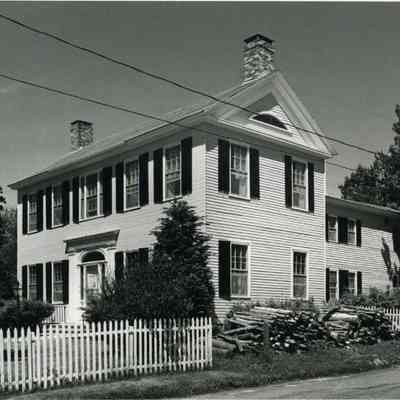 A photo of the Perkins House, 16 Elm Street, Topsham, ME. c. 1830