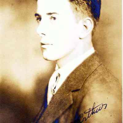 A photograph of Arthur Stockbridge Warren class of 1933.