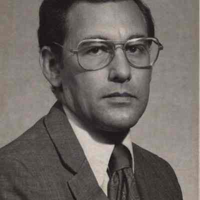 A photo view of Gordon Weil.