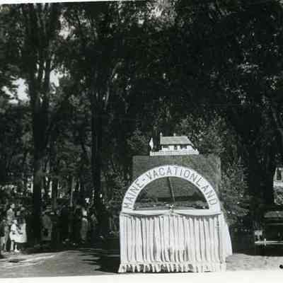 "Vacationland" Float at the Brunswick Bicentennial