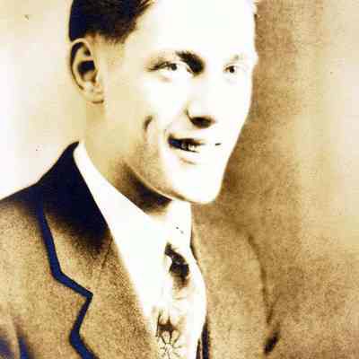 A photo of Frank Willard Sparks, class of 1933.