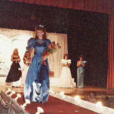 Lisa Kelly walking down the ramp.
