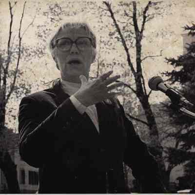 A photo view of Maria Holt.