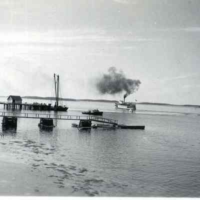 Steamer leaving Steamboat Wharf