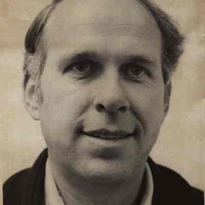 A photo view of Peter Willard.