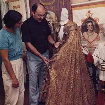 A photo view of a man showing Arab clothes. 8/4/1988.