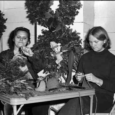 A photo view of wreath making Orr's Island. 11/18/1914.