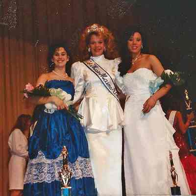 Lisa Kelly with Heather Wilkes 2nd runner up and Autumn Ison 3rd runner up.