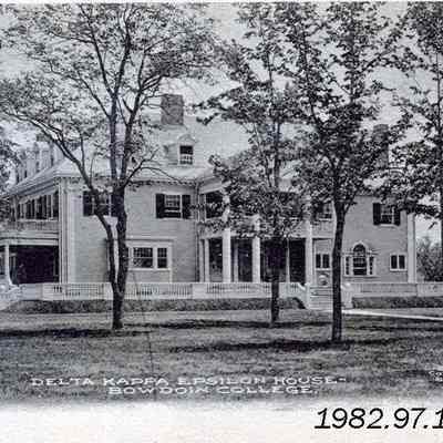 A picture postcard of Delta Kappa Epsilon House.