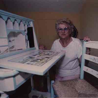A photo view of Vivien Wixom, artist.