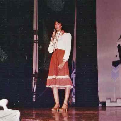A color photograph of Anita Wright contestant #4.