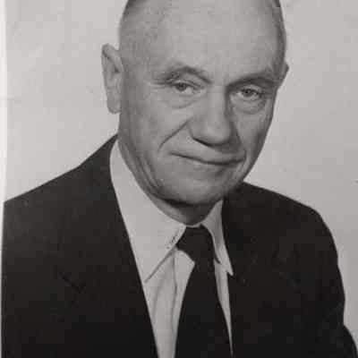 A photo view of Cecil T. Holmes.