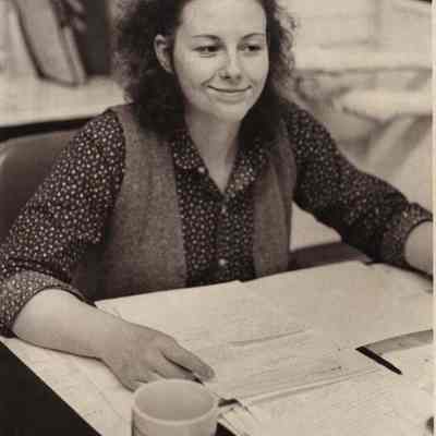A photo view of Cynthia Woodward.