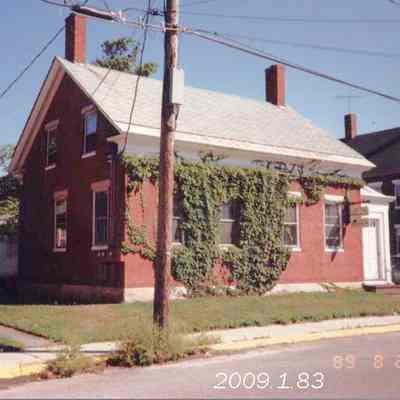 A photo of an unidentified house on Lincoln St.