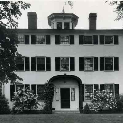 A photo of the Holden-Frost house, 24 Elm St Topsham. c. 1806.