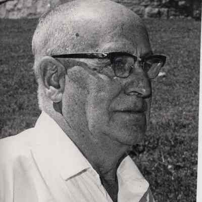A photo view of Leon Billings.