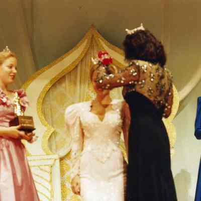 Katherine Albano crowning Lisa Kelly, 1993 Miss Brunswick