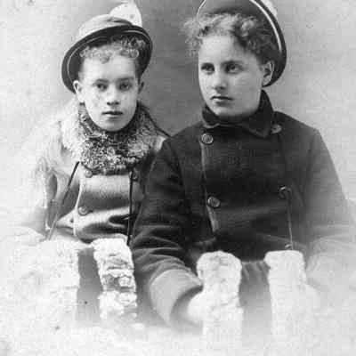 Augusta and Belle Curtis