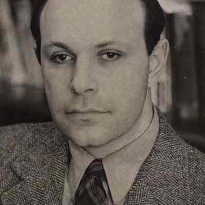 A photo view of Daniel Levine.