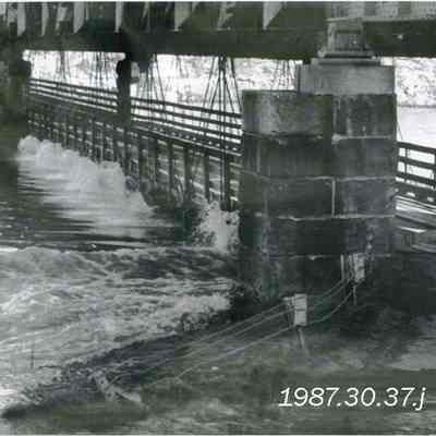A photo of the Black Bridge.