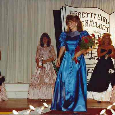 Lisa Kelly walking down the ramp.